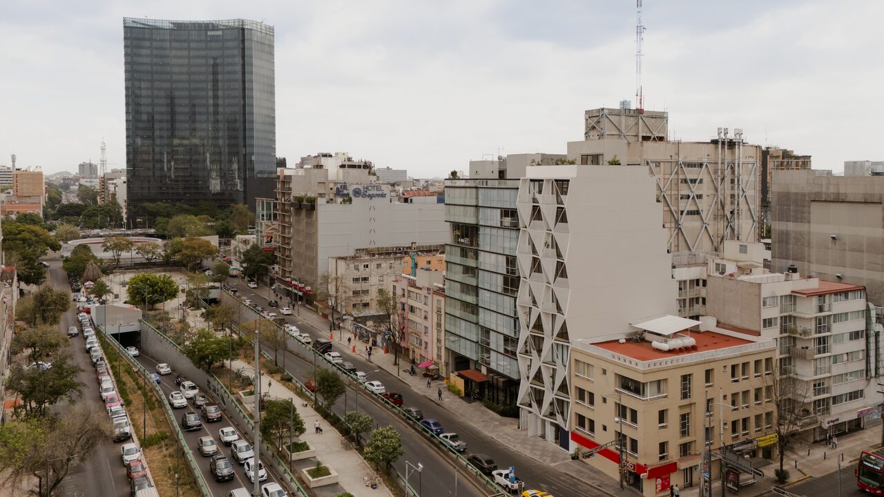 Vista aérea de Casa Roma 350 en su contexto urbano de la Roma Norte con Paseo de la Reforma al fondo