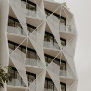 Casa Roma 350, edificio de departamentos en la Roma Norte con fachada triangular blanca, por Brag Arquitectos