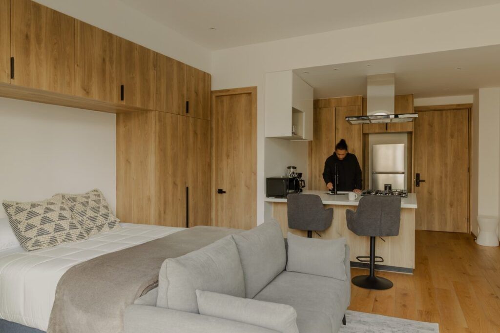 Loft de Casa Roma 350 con cocina integrada de madera y sala en un solo espacio