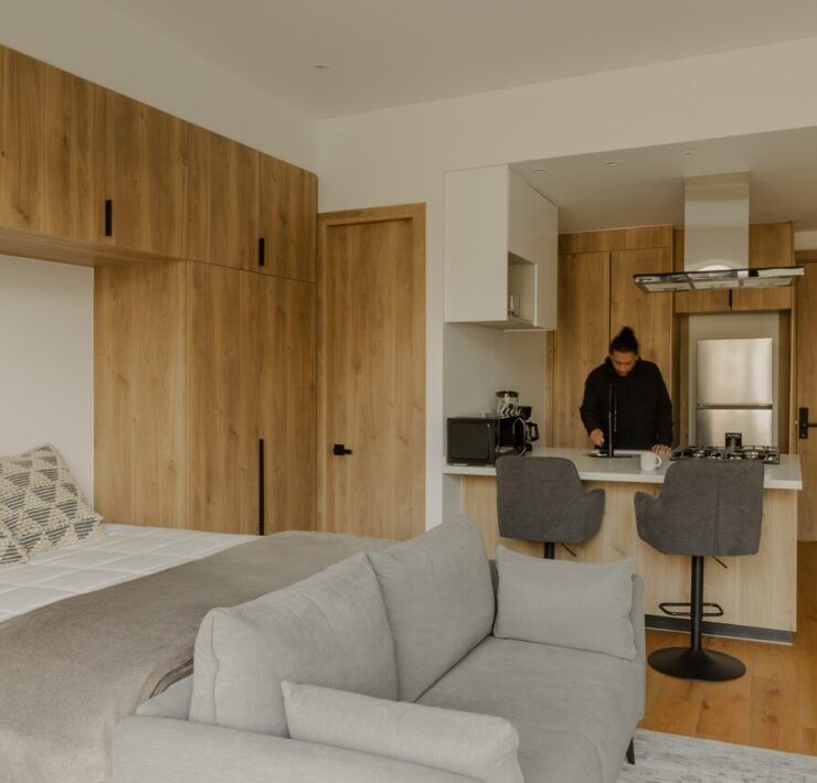 Loft de Casa Roma 350 con cocina integrada de madera y sala en un solo espacio