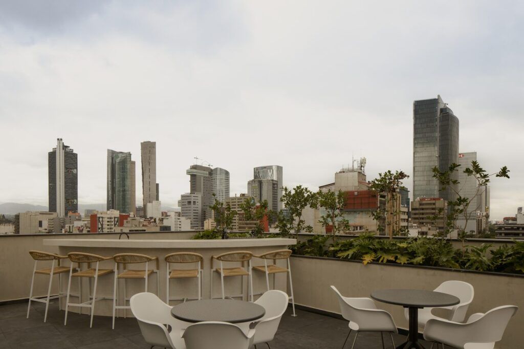 Roof garden de Casa Roma 350 con asador, áreas de descanso y vista a Paseo de la Reforma