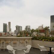 Roof garden de Casa Roma 350 con asador, áreas de descanso y vista a Paseo de la Reforma