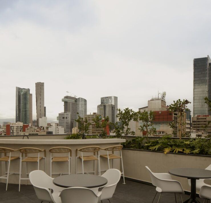Roof garden de Casa Roma 350 con asador, áreas de descanso y vista a Paseo de la Reforma