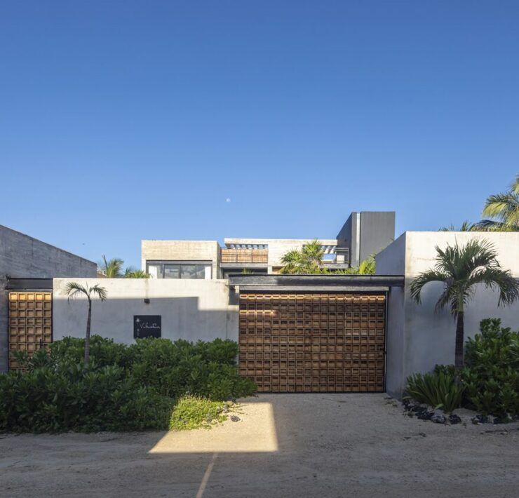 Acceso de Casa Vihara entre dos volúmenes de concreto que crean privacidad