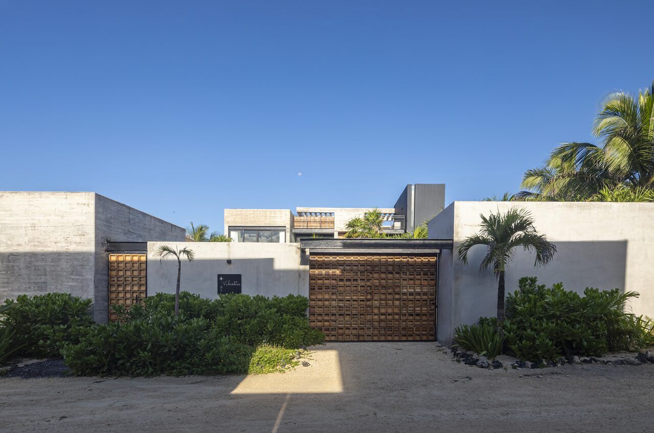Acceso de Casa Vihara entre dos volúmenes de concreto que crean privacidad