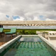 Azotea de Casa Vihara con firepit, alberca y vista al mar de Tulum