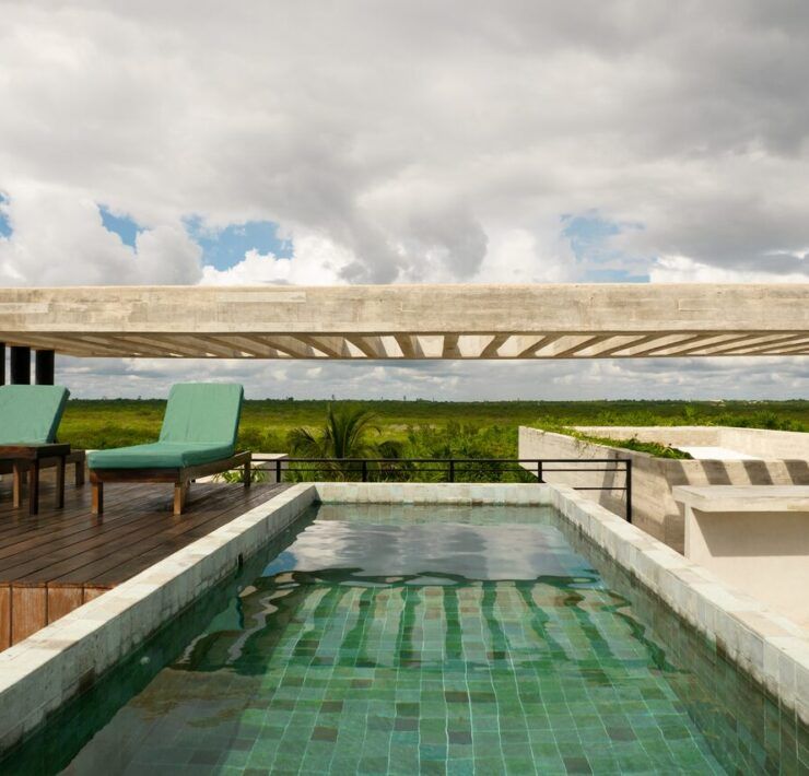 Azotea de Casa Vihara con firepit, alberca y vista al mar de Tulum
