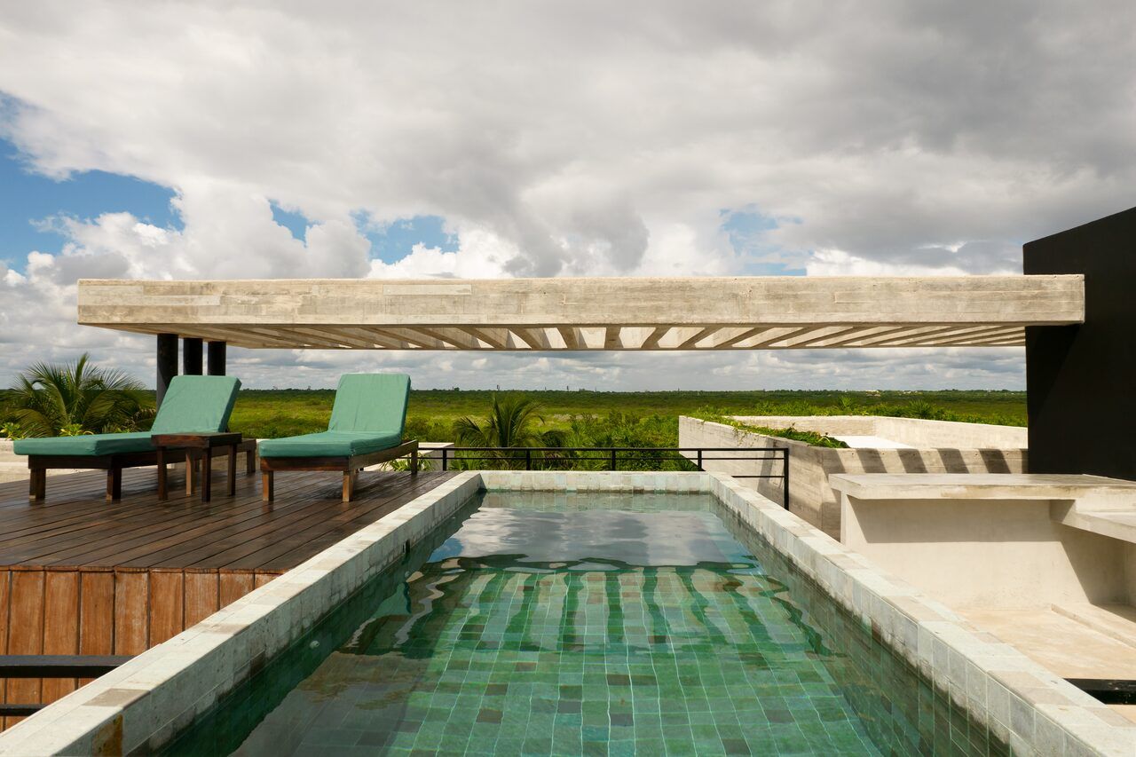 Azotea de Casa Vihara con firepit, alberca y vista al mar de Tulum