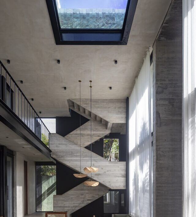 Doble altura de la sala de Casa Vihara con domo de cristal que deja pasar la luz