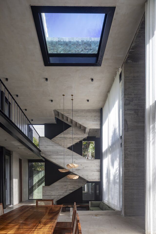Doble altura de la sala de Casa Vihara con domo de cristal que deja pasar la luz