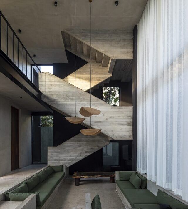 Escalera escultórica de concreto de Casa Vihara inspirada en una greca prehispánica