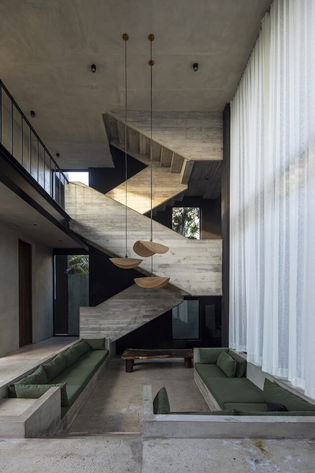 Escalera escultórica de concreto de Casa Vihara inspirada en una greca prehispánica