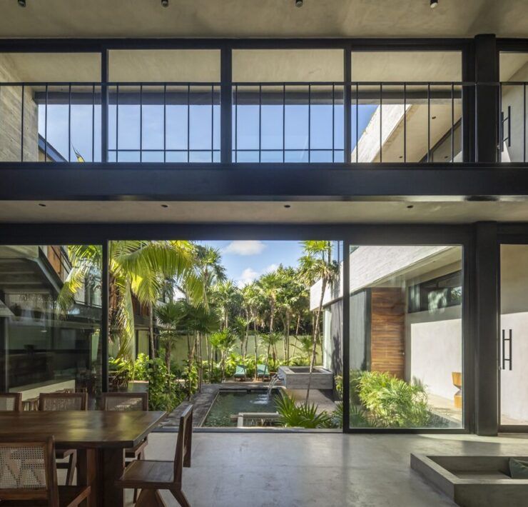 Sala de Casa Vihara que se abre por completo al patio y la vegetación