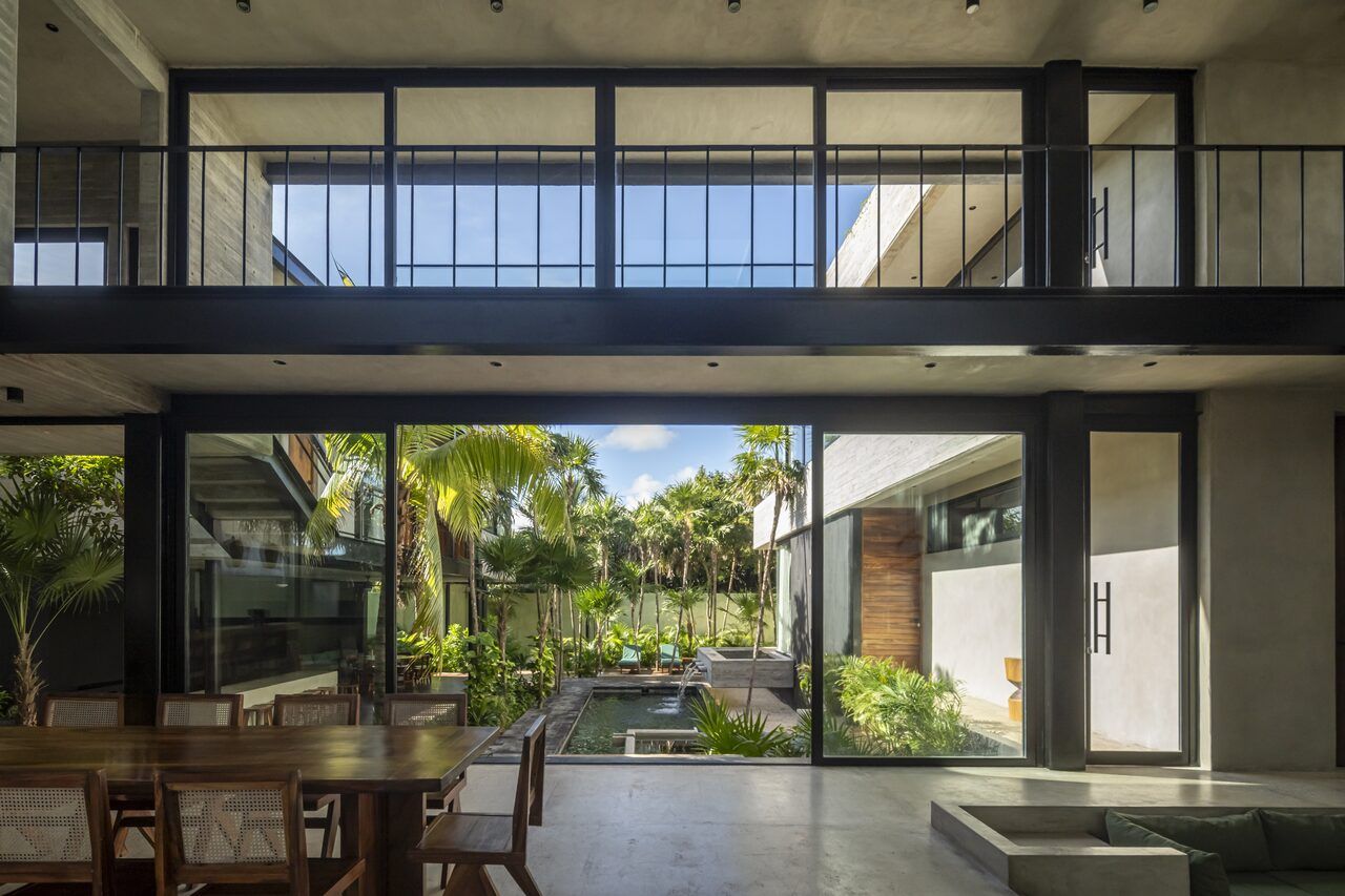 Sala de Casa Vihara que se abre por completo al patio y la vegetación