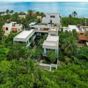 Casa Vihara, casa de concreto en Tulum rodeada de selva y con vista al mar, por Di Frenna Arquitectos