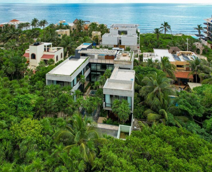 Casa Vihara, casa de concreto en Tulum rodeada de selva y con vista al mar, por Di Frenna Arquitectos
