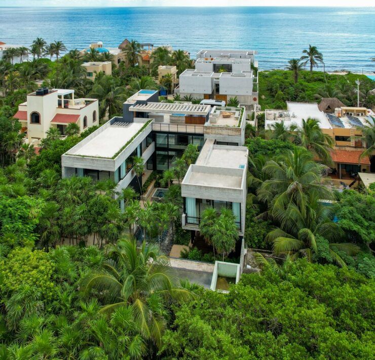 Casa Vihara, casa de concreto en Tulum rodeada de selva y con vista al mar, por Di Frenna Arquitectos