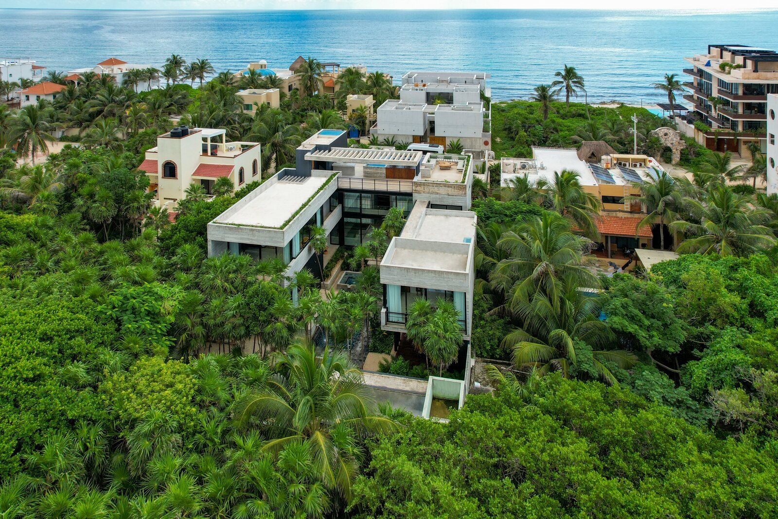 Casa Vihara, casa de concreto en Tulum rodeada de selva y con vista al mar, por Di Frenna Arquitectos