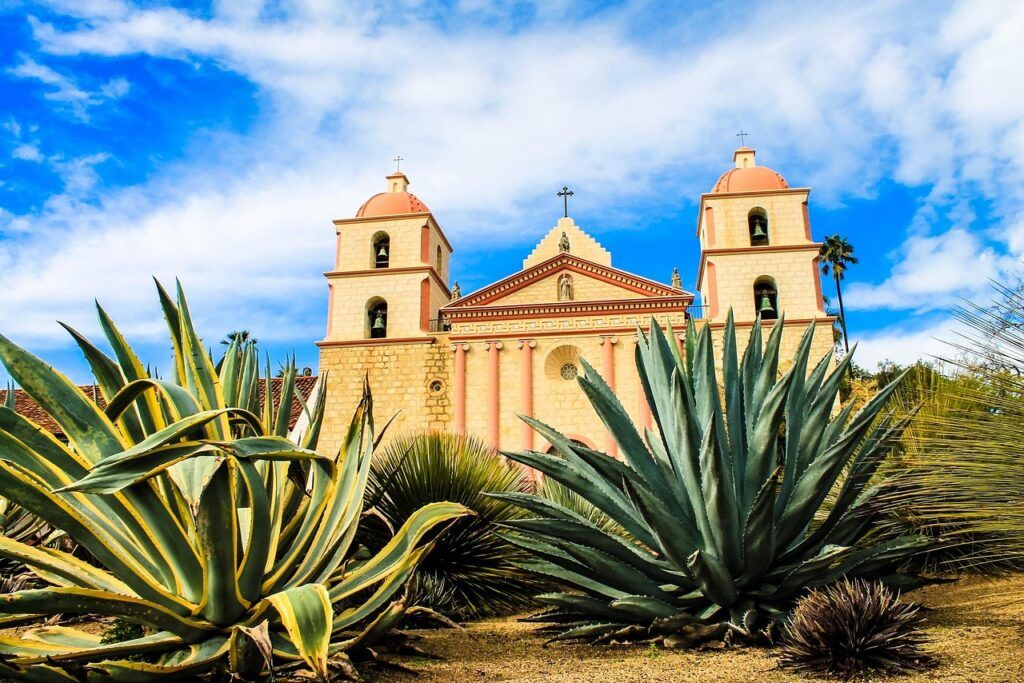 Agave azul y cactáceas como punto focal en un jardín de bajo consumo de agua