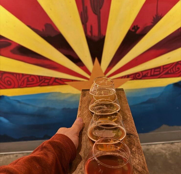 Barra de cervezas artesanales en AZ Wilderness Brewing, downtown Phoenix