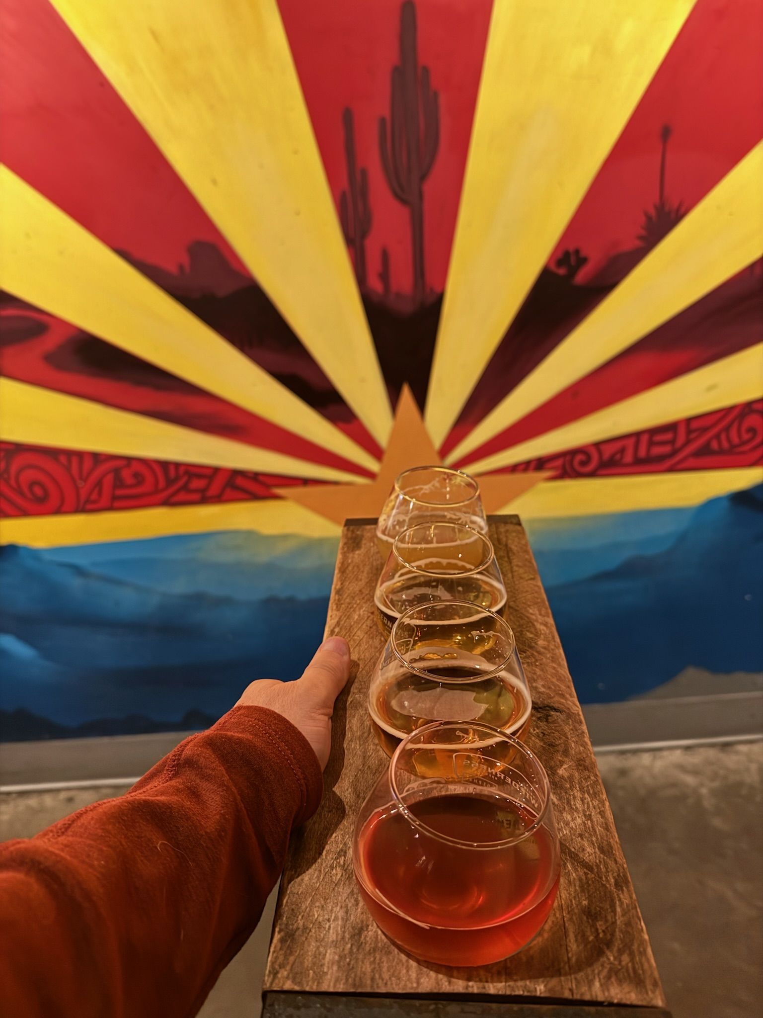 Barra de cervezas artesanales en AZ Wilderness Brewing, downtown Phoenix