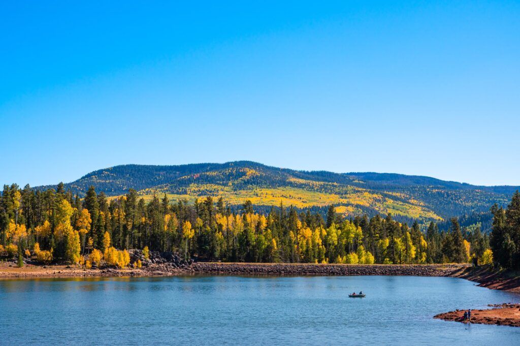Lago rodeado de álamos dorados de otoño en Pinetop-Lakeside, White Mountains, Arizona