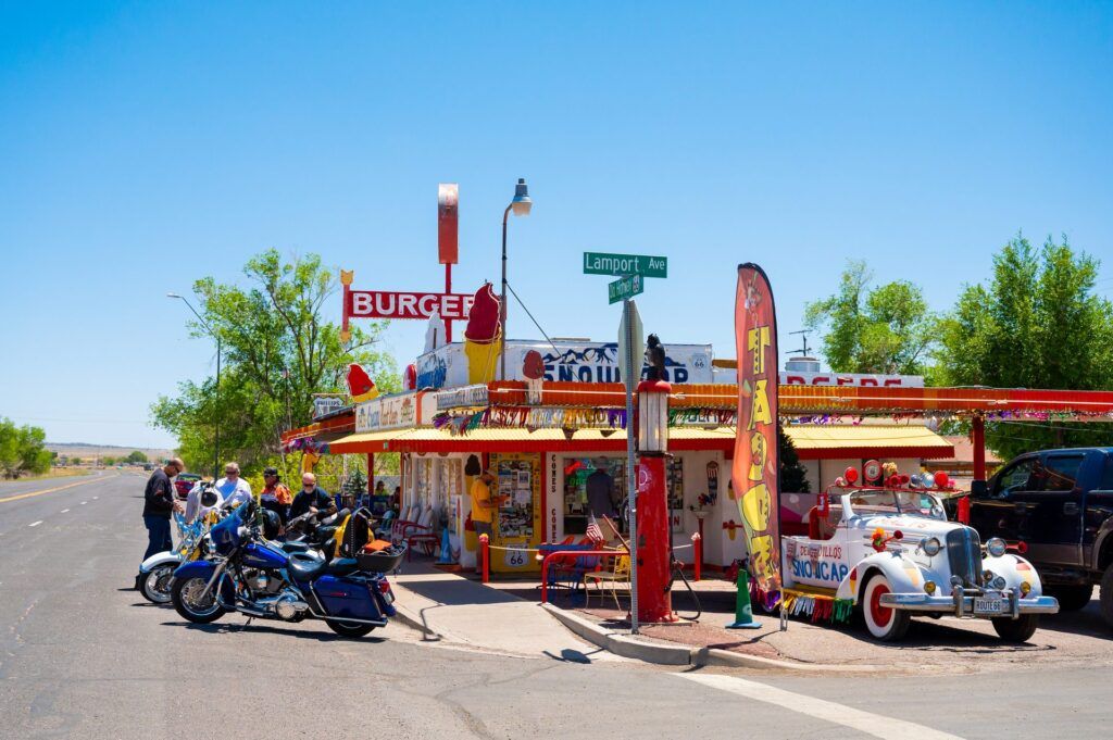 Fachada clásica de Delgadillo's Snow Cap en Seligman, sobre la histórica Ruta 66, Arizona