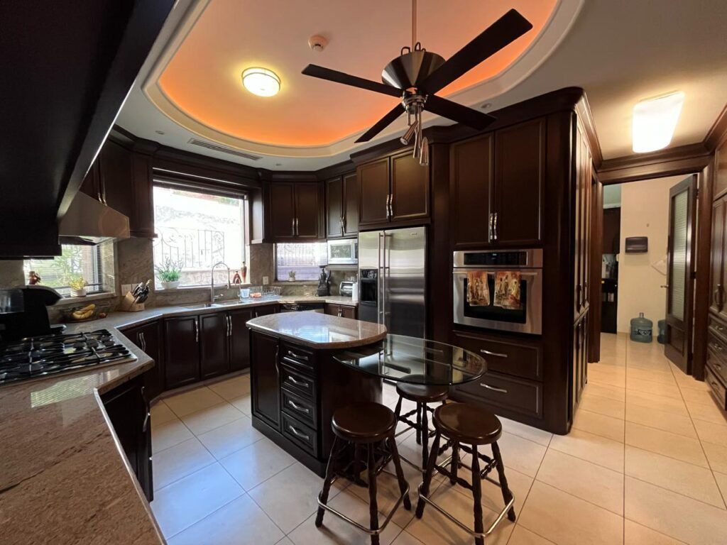 Cocina de madera con electrodomésticos de gama alta en La Jolla Residencial