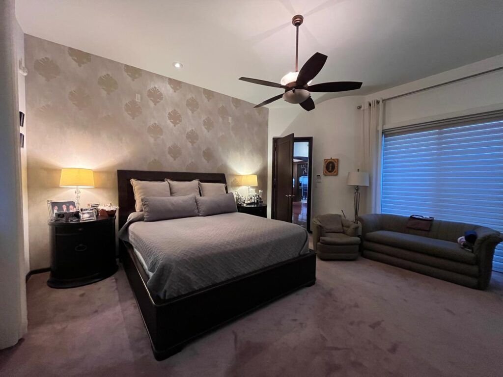 Recámara principal en casa de lujo en La Jolla Residencial