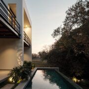 Alberca de Casa Amadar orientada al jardín al atardecer