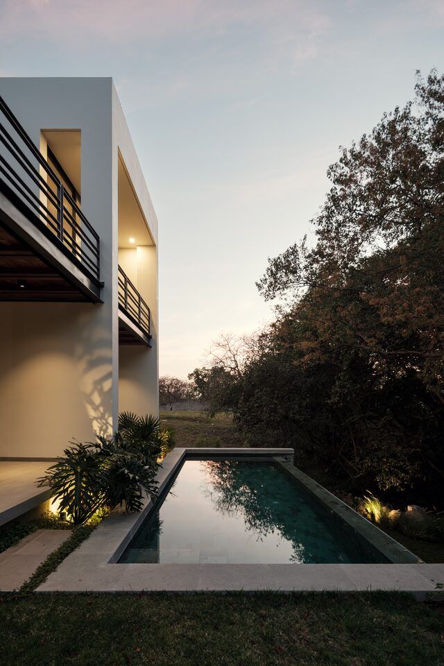 Alberca de Casa Amadar una residencia orientada al jardín en Colima