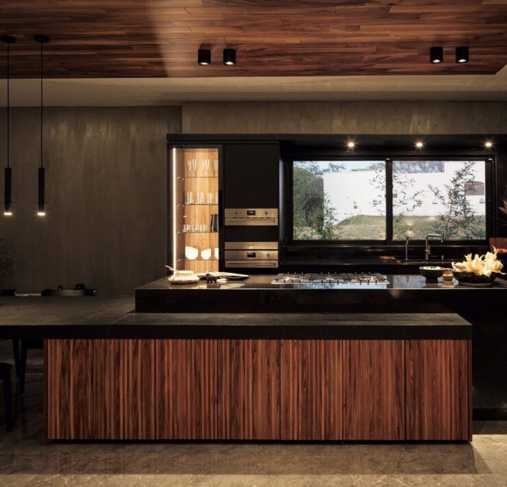 Cocina y comedor integrados de Casa Amadar con isla de madera