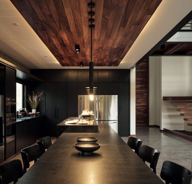 Comedor de Casa Amadar con mesa larga y techo de madera