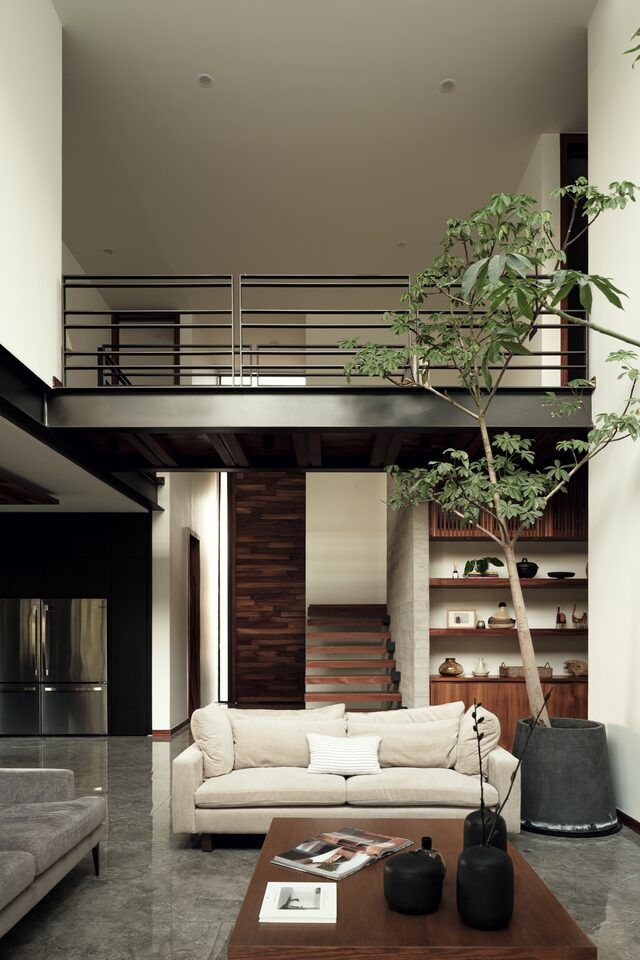 Doble altura de Casa Amadar con entrepiso y escalera"]