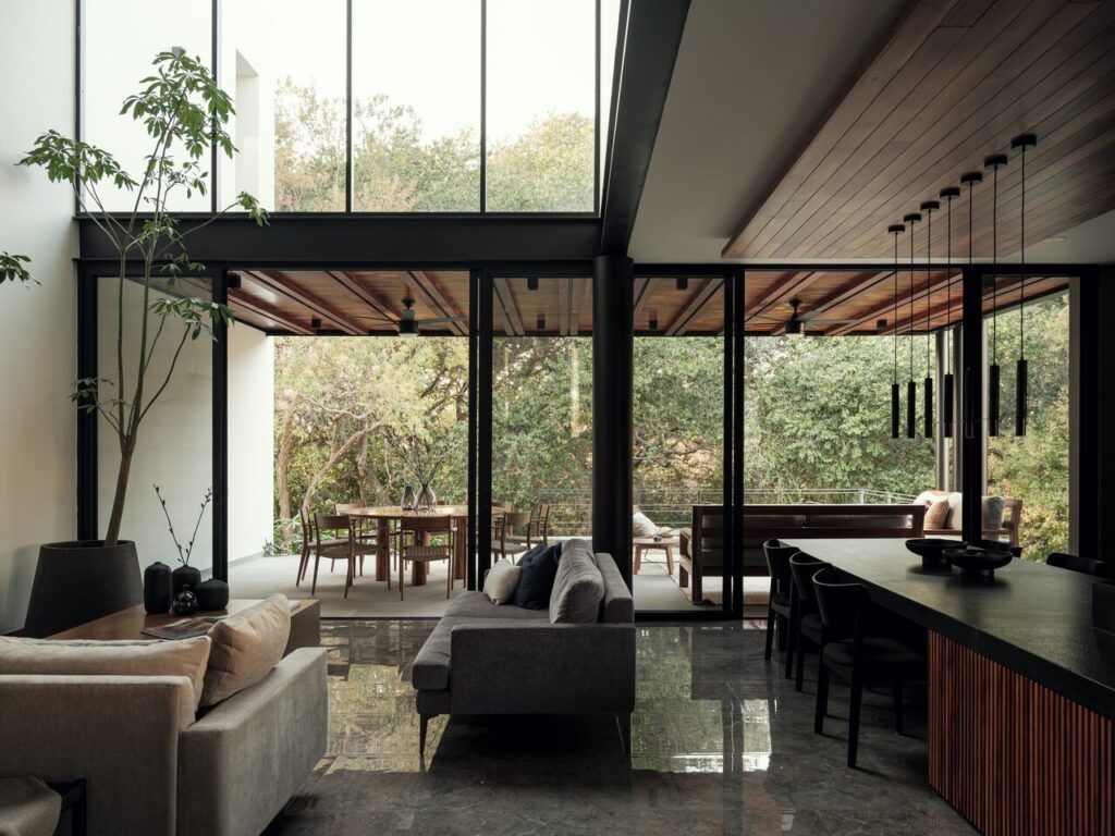 Sala de residencia Casa Amadar en Colima con grandes ventanales