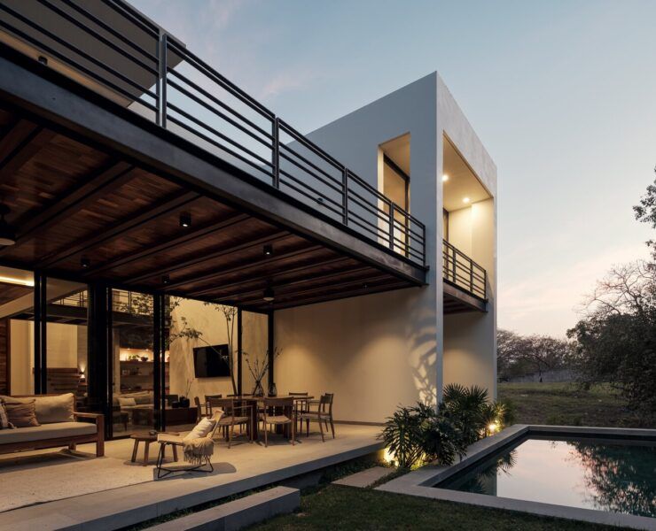 Casa Amadar, casa residencial en Colima de Di Frenna Arquitectos, terraza y alberca al atardecer