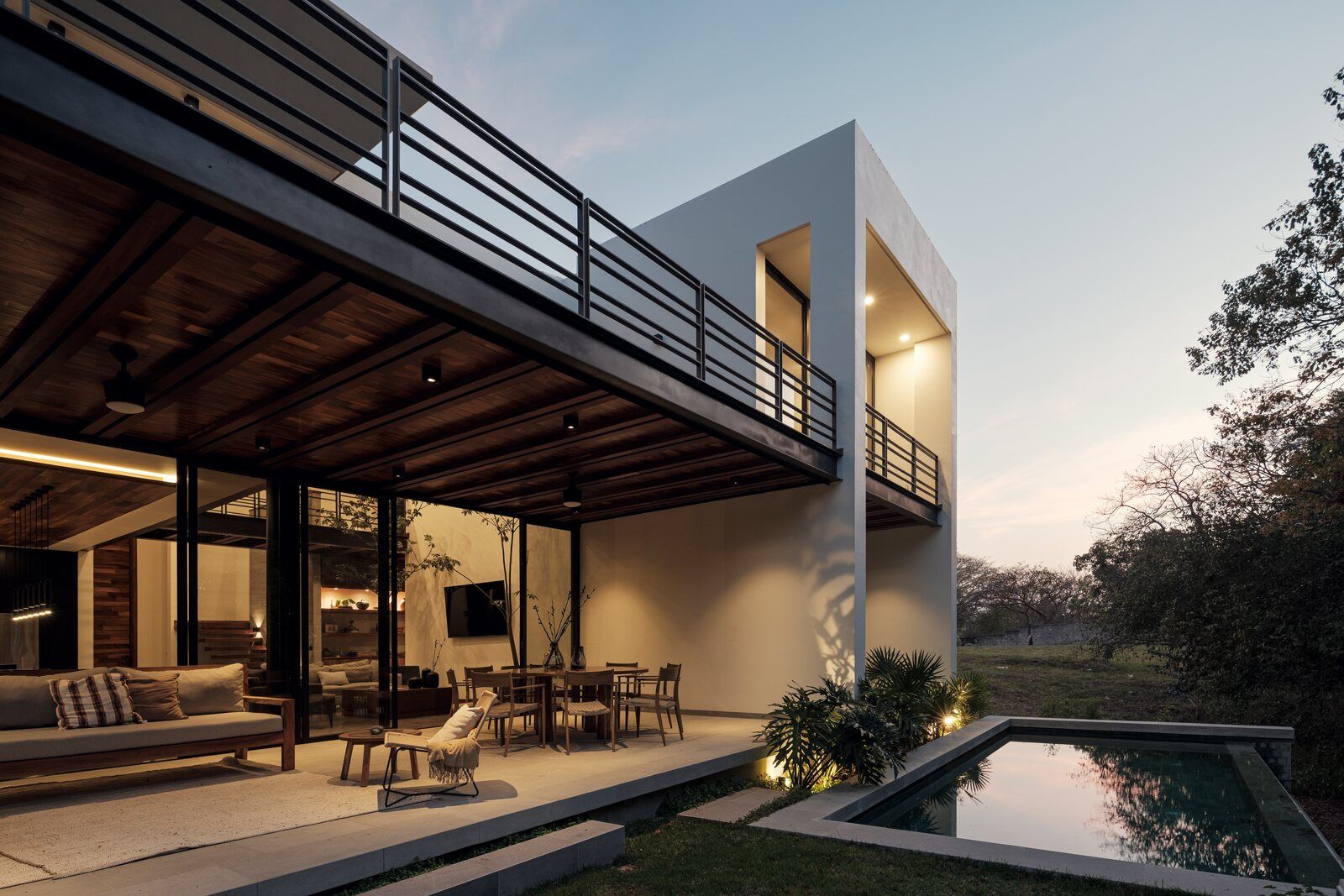 Casa Amadar, casa residencial en Colima de Di Frenna Arquitectos, terraza y alberca al atardecer