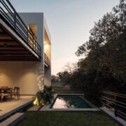 Terraza de Casa Amadar con comedor exterior y alberca al atardecer