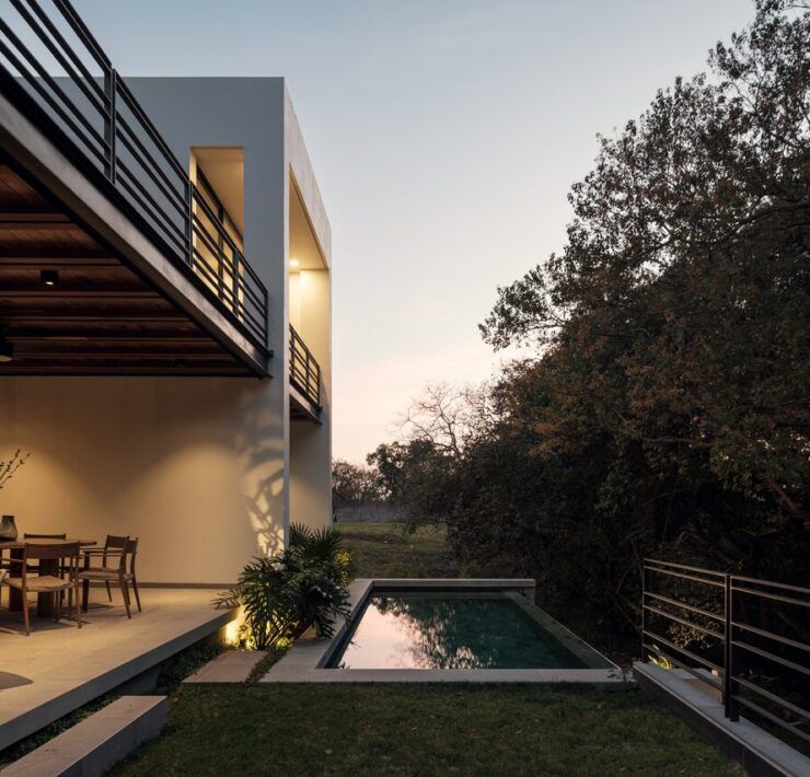 Terraza de Casa Amadar con comedor exterior y alberca al atardecer