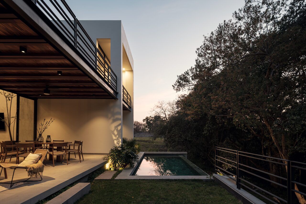 Terraza de Casa Amadar con comedor exterior y alberca al atardecer
