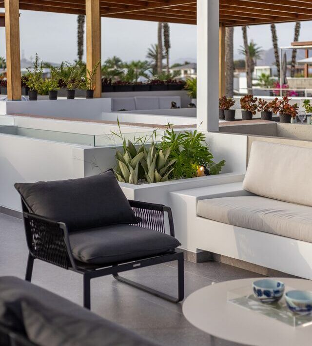 Sala de Estar exterior de Casa Martinica con sillones y jardín