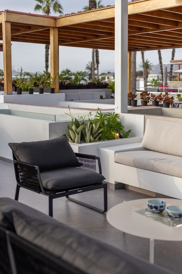 Sala de Estar exterior de Casa Martinica con sillones y jardín