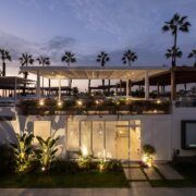 Casa Martinica, casa de playa de Lee Arquitectos en Asia, Perú, iluminada al atardecer