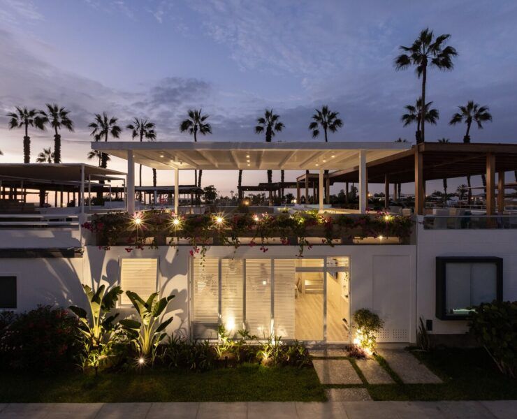 Casa Martinica, casa de playa de Lee Arquitectos en Asia, Perú, iluminada al atardecer