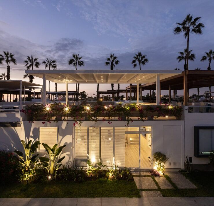 Casa Martinica, casa de playa de Lee Arquitectos en Asia, Perú, iluminada al atardecer