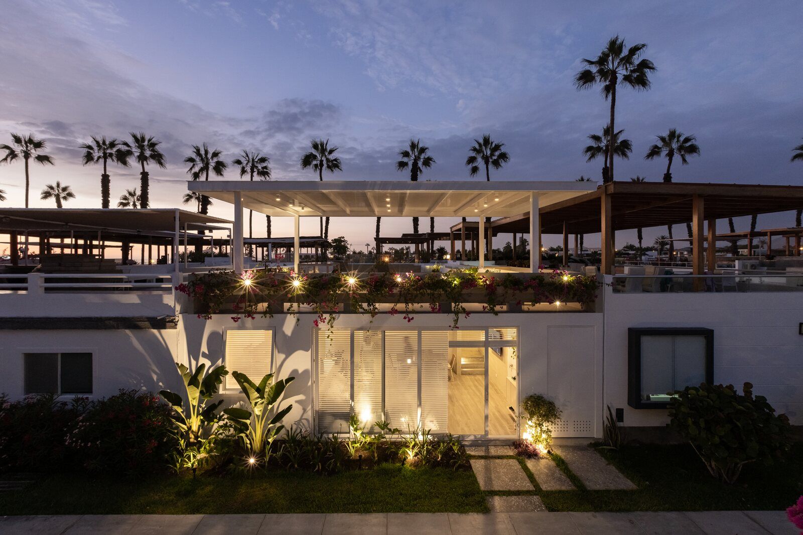 Casa Martinica, casa de playa de Lee Arquitectos en Asia, Perú, iluminada al atardecer