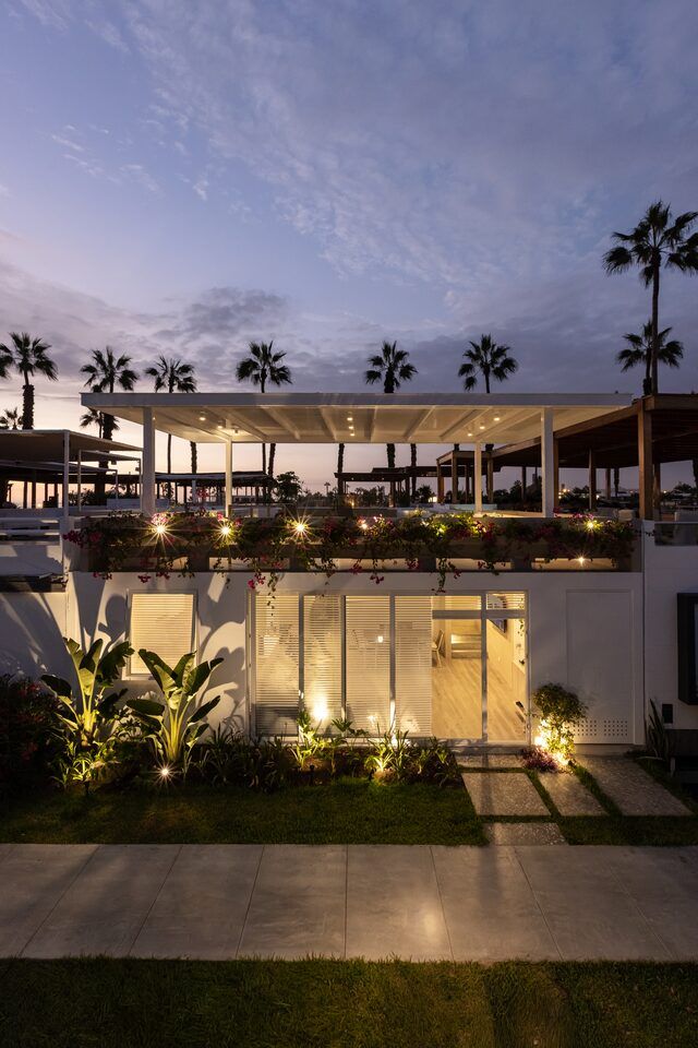 Casa Martinica iluminada de noche con jardín
