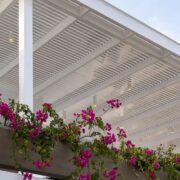 Pérgola blanca de Casa Martinica con bugambilia en flor