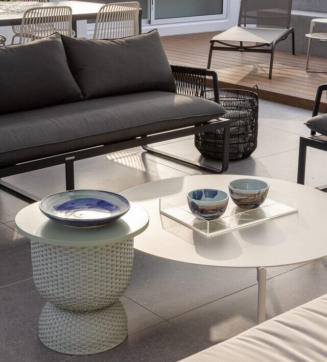 Sala de estar exterior de Casa Martinica con sofás y mesa de centro bajo pérgola"