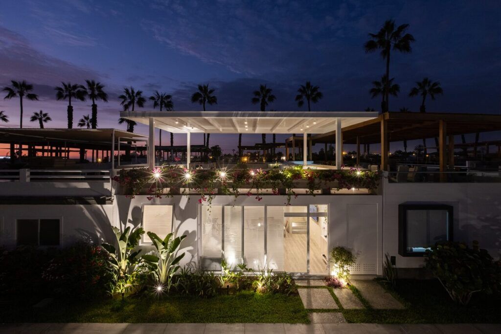 Terraza en azotea de Casa Martinica con pérgola iluminada al atardecer